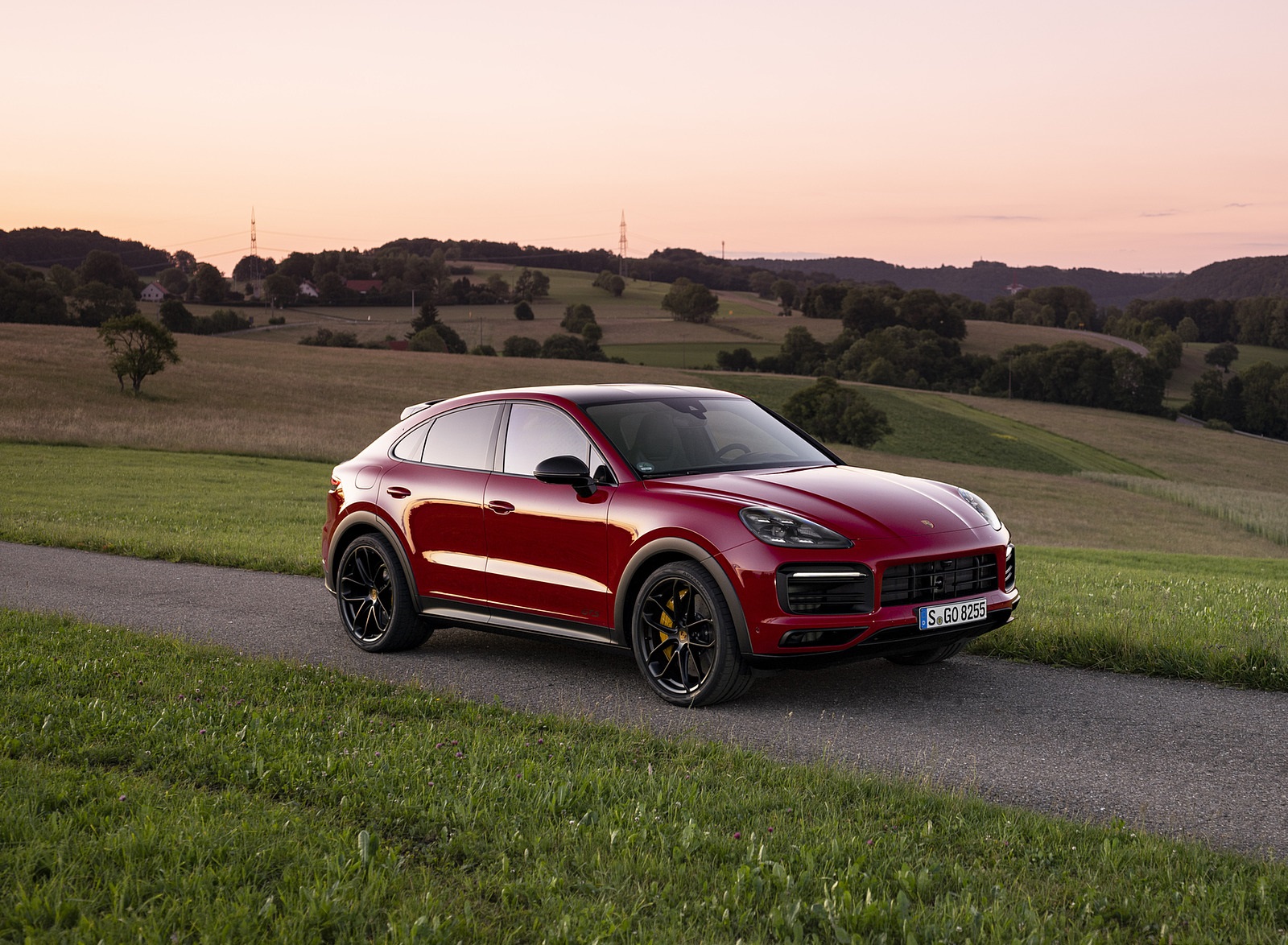 2021 Porsche Cayenne GTS Coupe (Color: Carmine Red) Front Three-Quarter Wallpapers #24 of 121