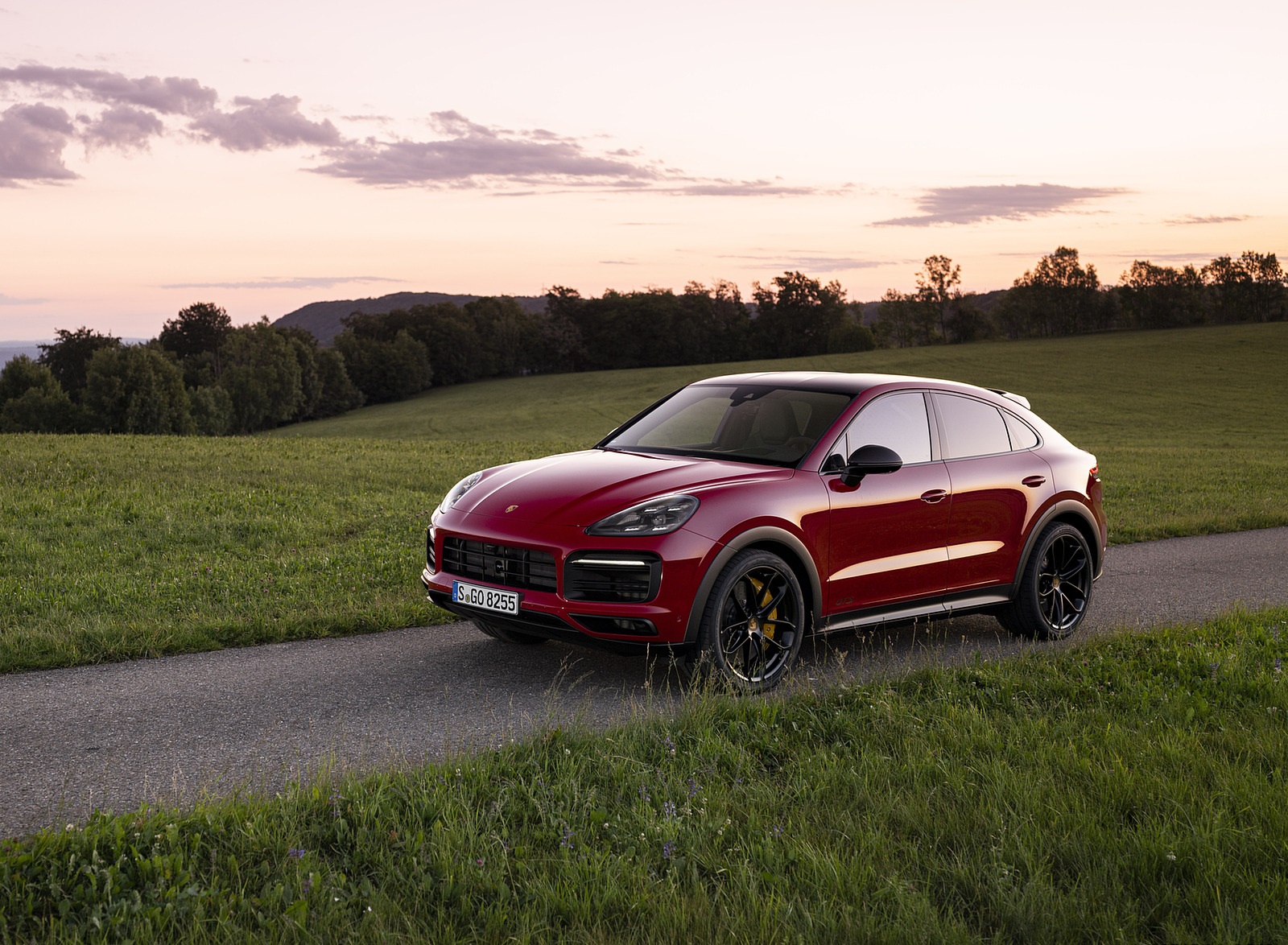 2021 Porsche Cayenne GTS Coupe (Color: Carmine Red) Front Three-Quarter Wallpapers #25 of 121