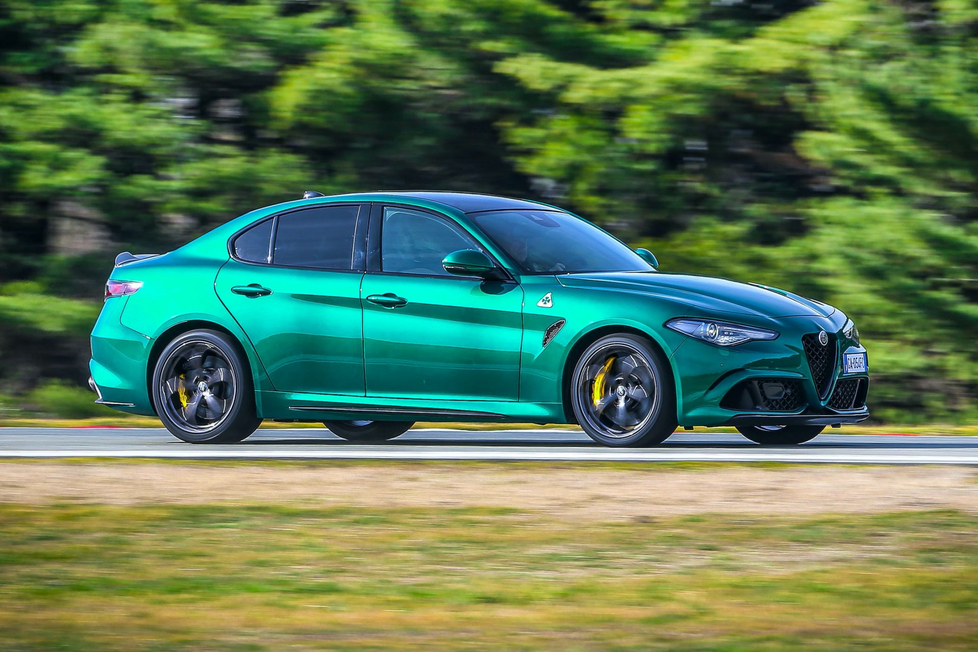 2020 Alfa Romeo Giulia Quadrifoglio Front Three-Quarter Wallpapers #13 of 30