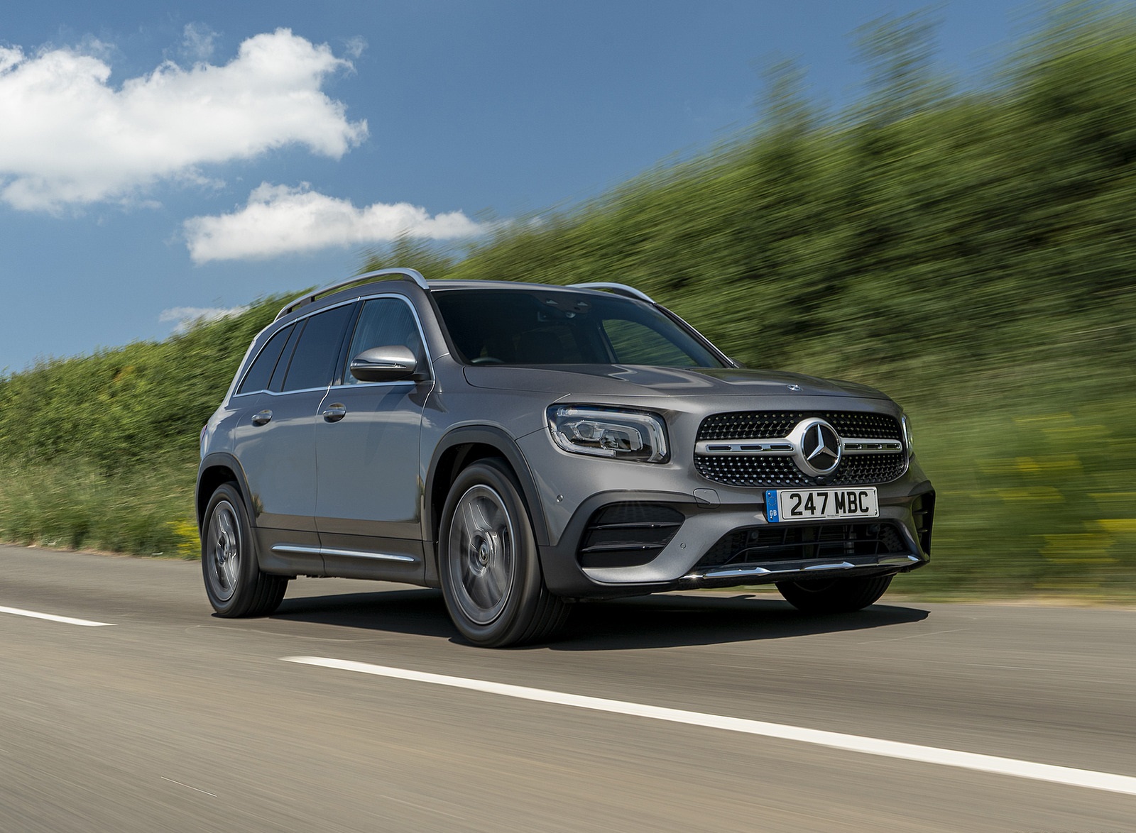 2020 Mercedes-Benz GLB 220d (UK-Spec) Front Three-Quarter Wallpapers (4)