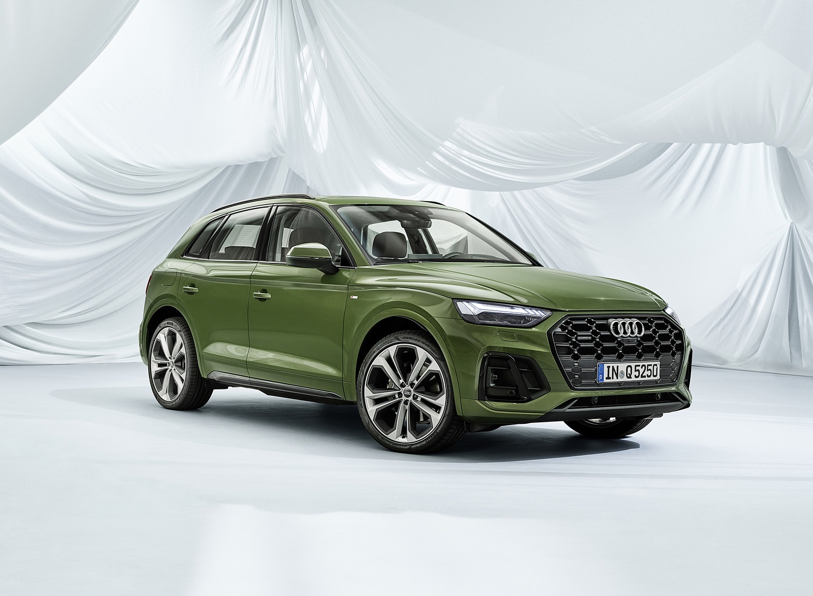 2021 Audi Q5 (Color: District Green) Front Three-Quarter Wallpapers #19 of 78