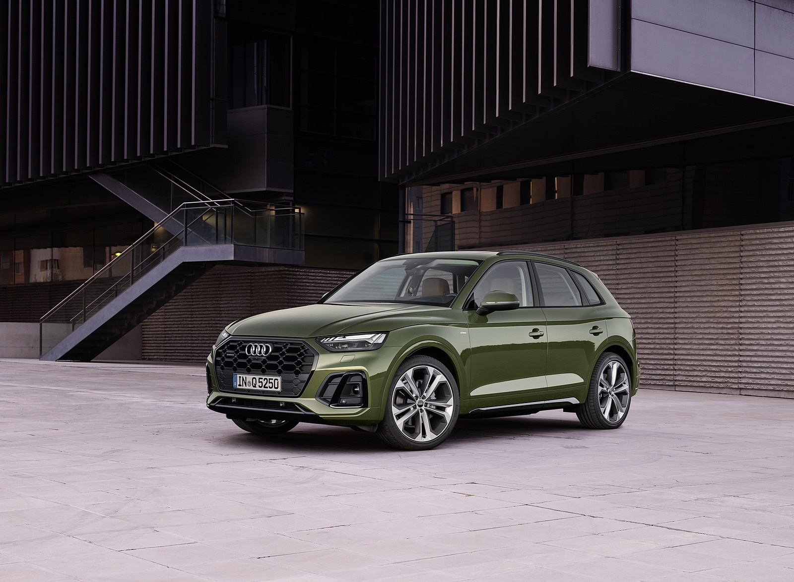 2021 Audi Q5 (Color: District Green) Front Three-Quarter Wallpapers  (5)