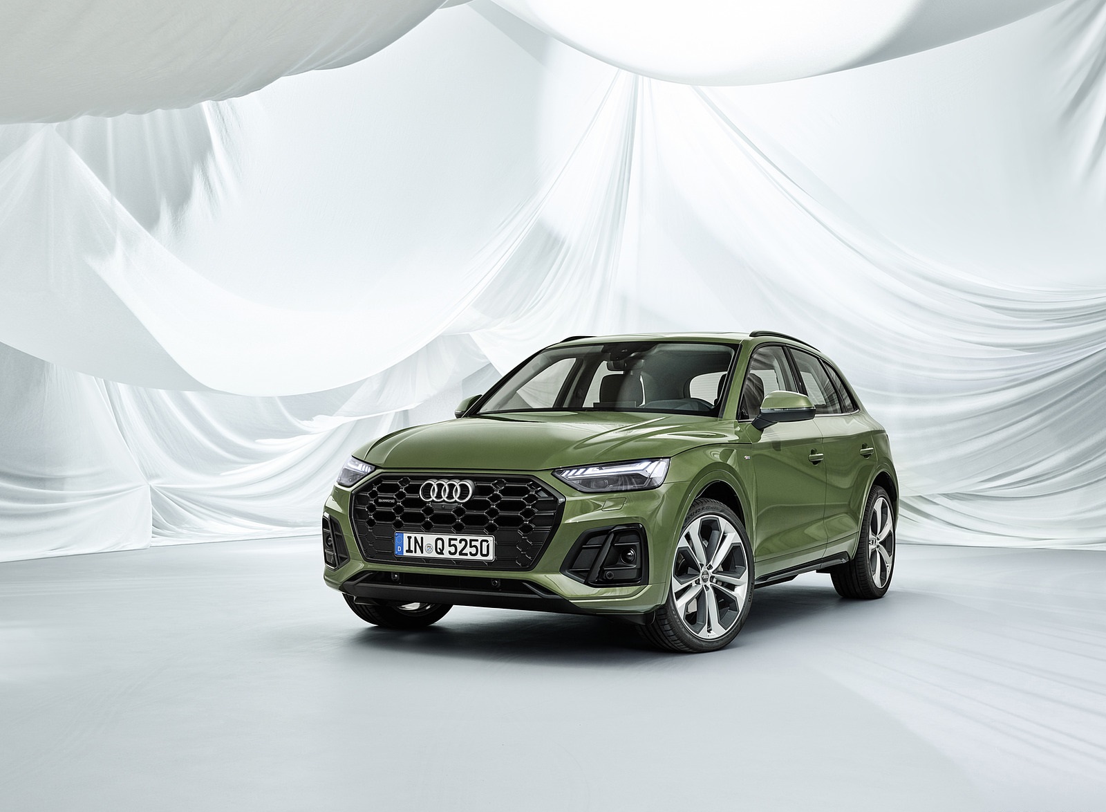 2021 Audi Q5 (Color: District Green) Front Three-Quarter Wallpapers #20 of 78