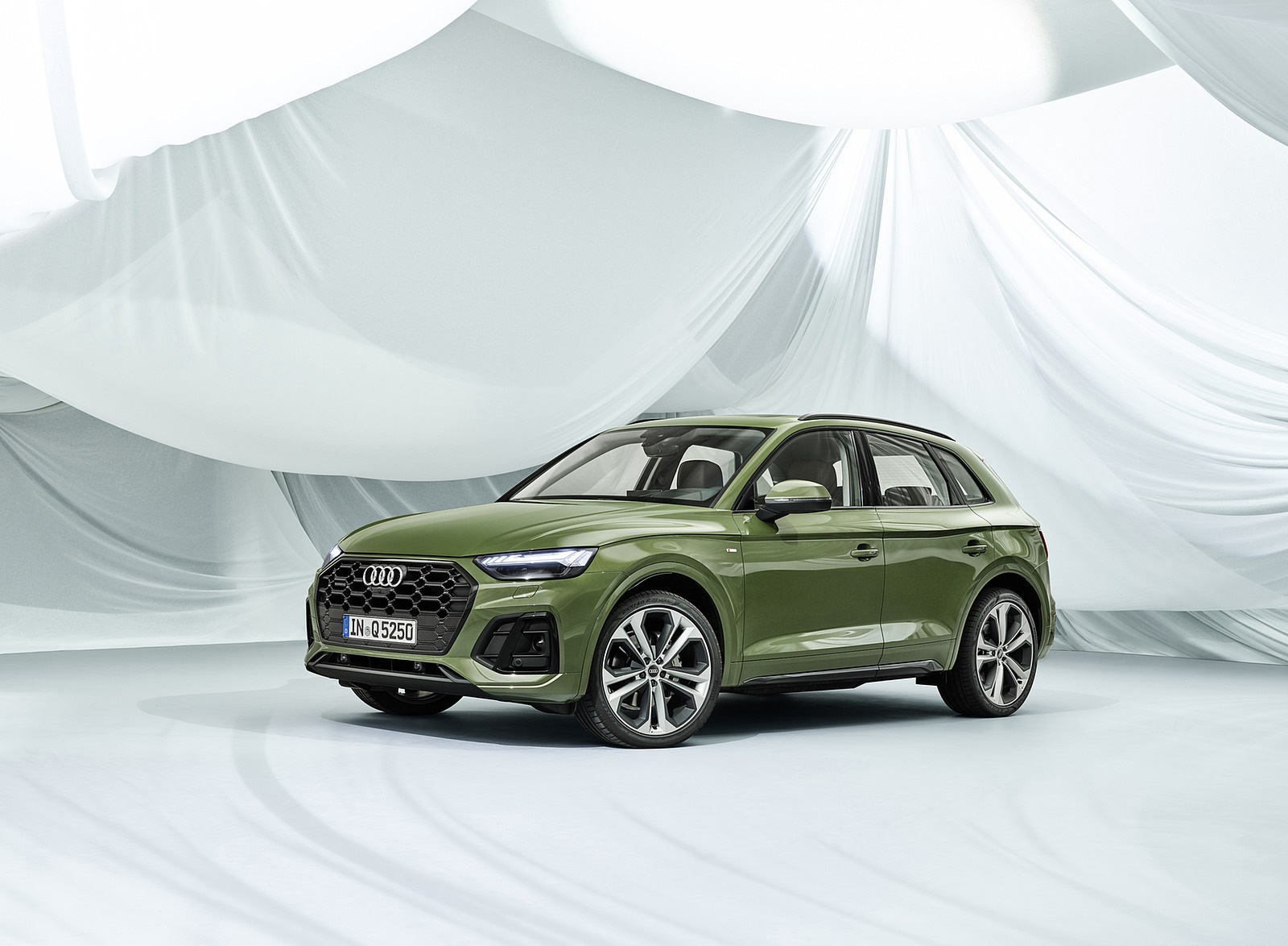 2021 Audi Q5 (Color: District Green) Front Three-Quarter Wallpapers #21 of 78