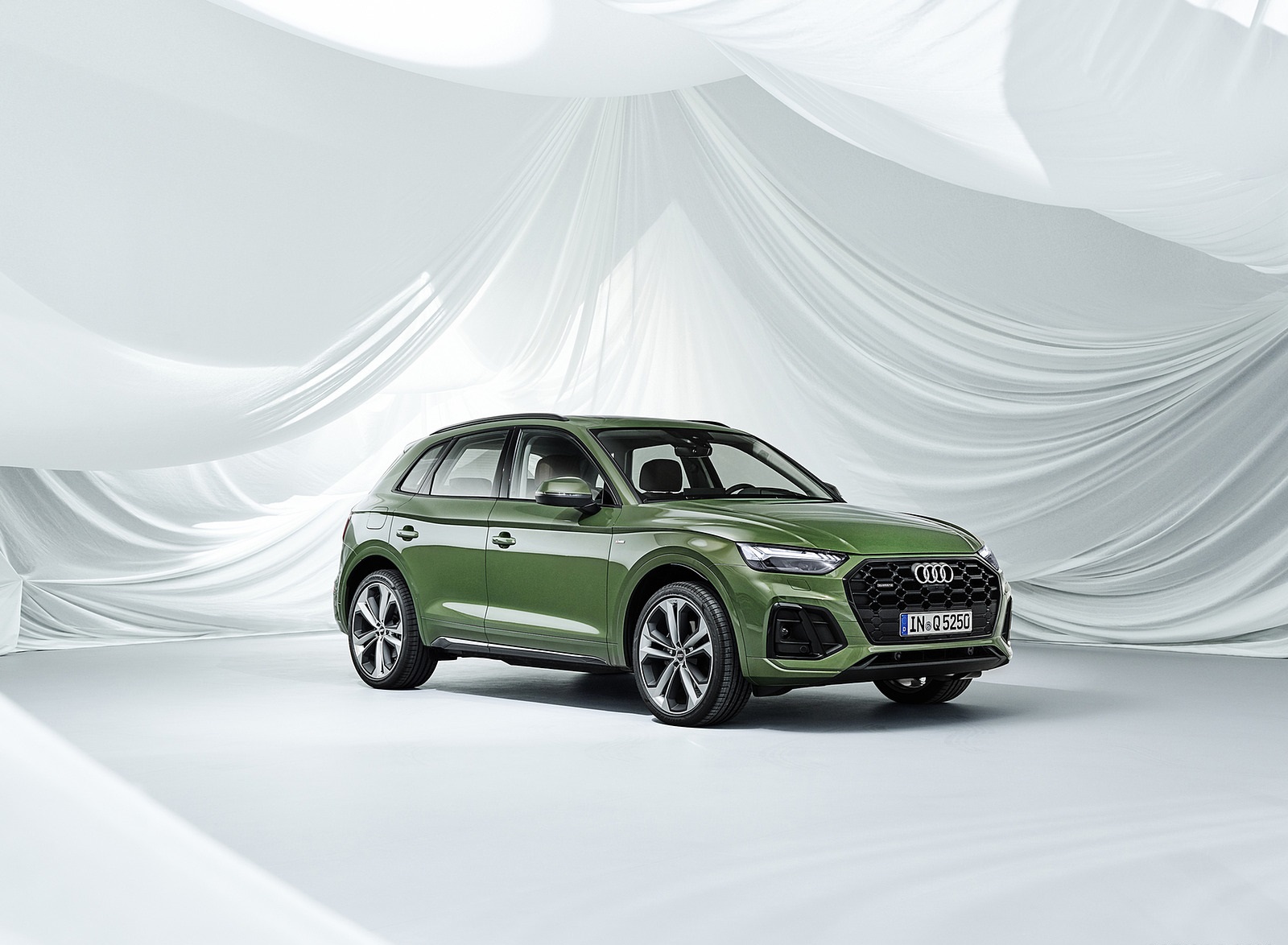 2021 Audi Q5 (Color: District Green) Front Three-Quarter Wallpapers #22 of 78