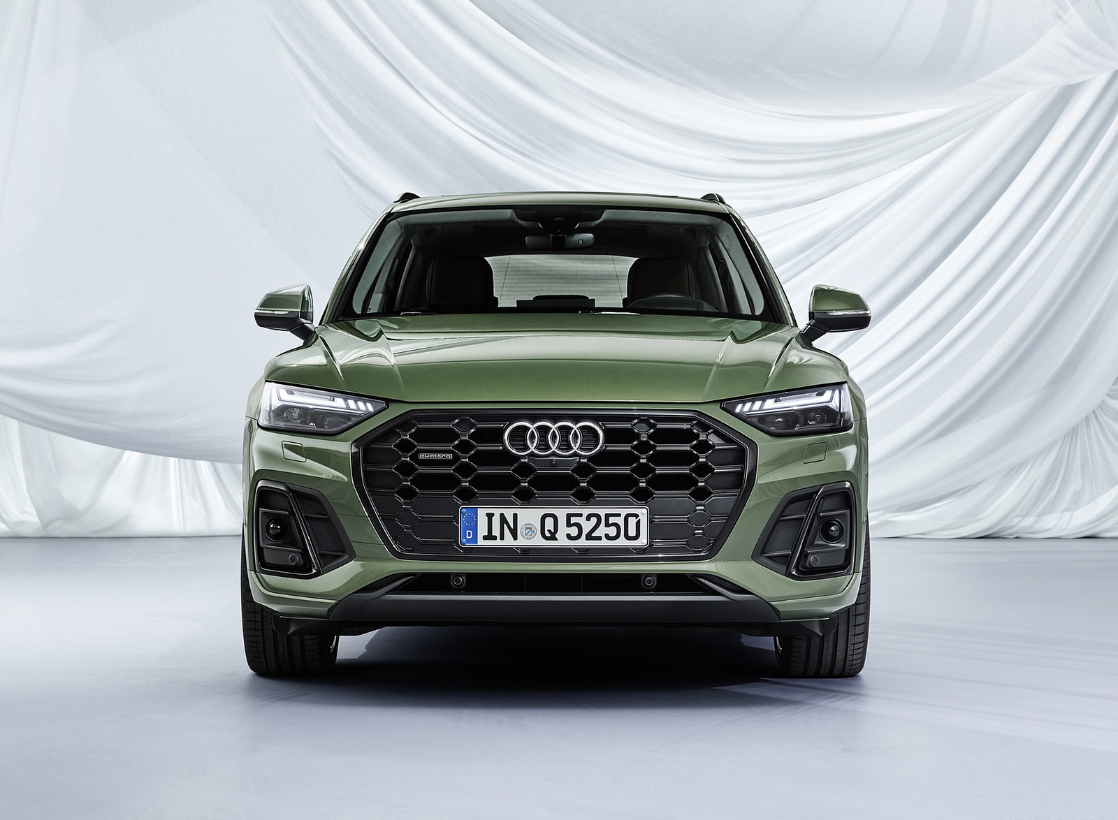 2021 Audi Q5 (Color: District Green) Front Wallpapers #23 of 78