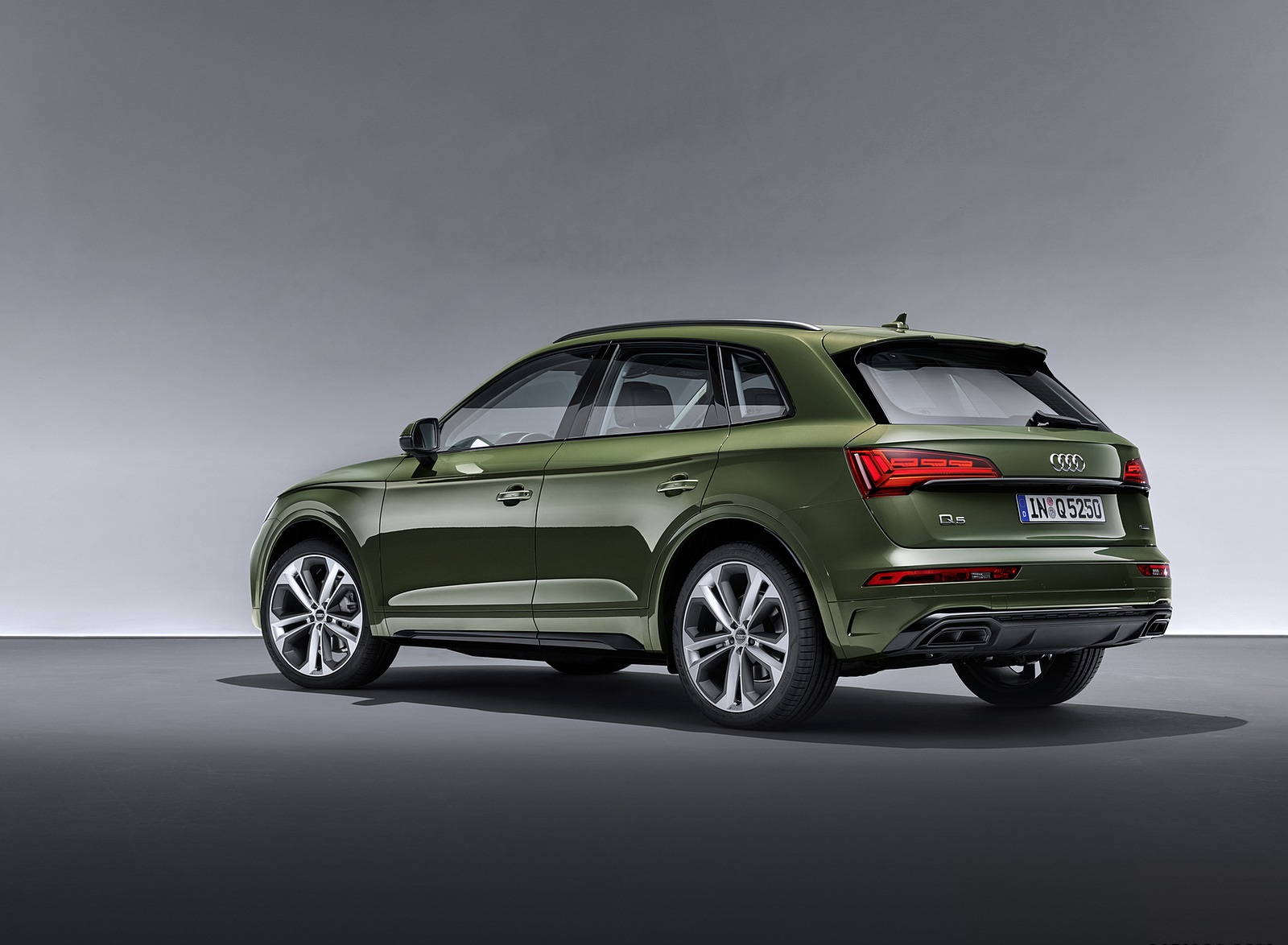 2021 Audi Q5 (Color: District Green) Rear Three-Quarter Wallpapers #33 of 78