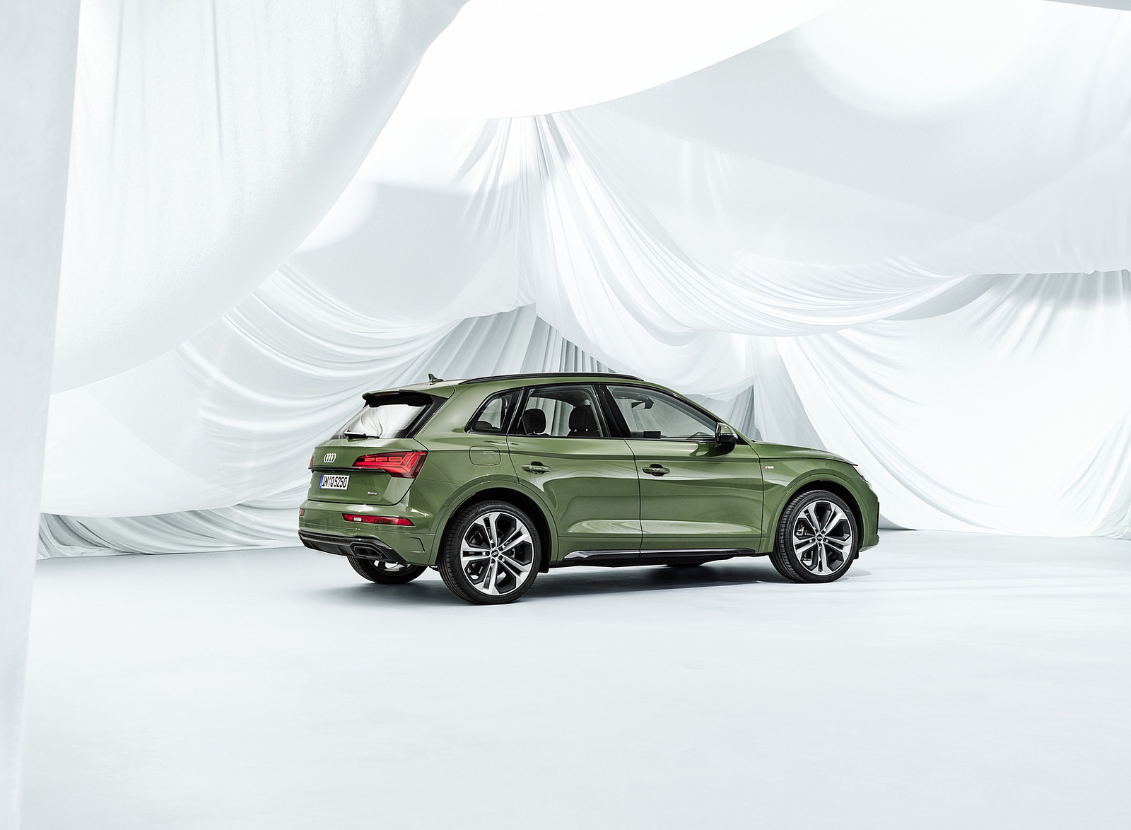 2021 Audi Q5 (Color: District Green) Rear Three-Quarter Wallpapers #25 of 78
