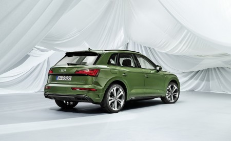 2021 Audi Q5 (Color: District Green) Rear Three-Quarter Wallpapers 450x275 (26)