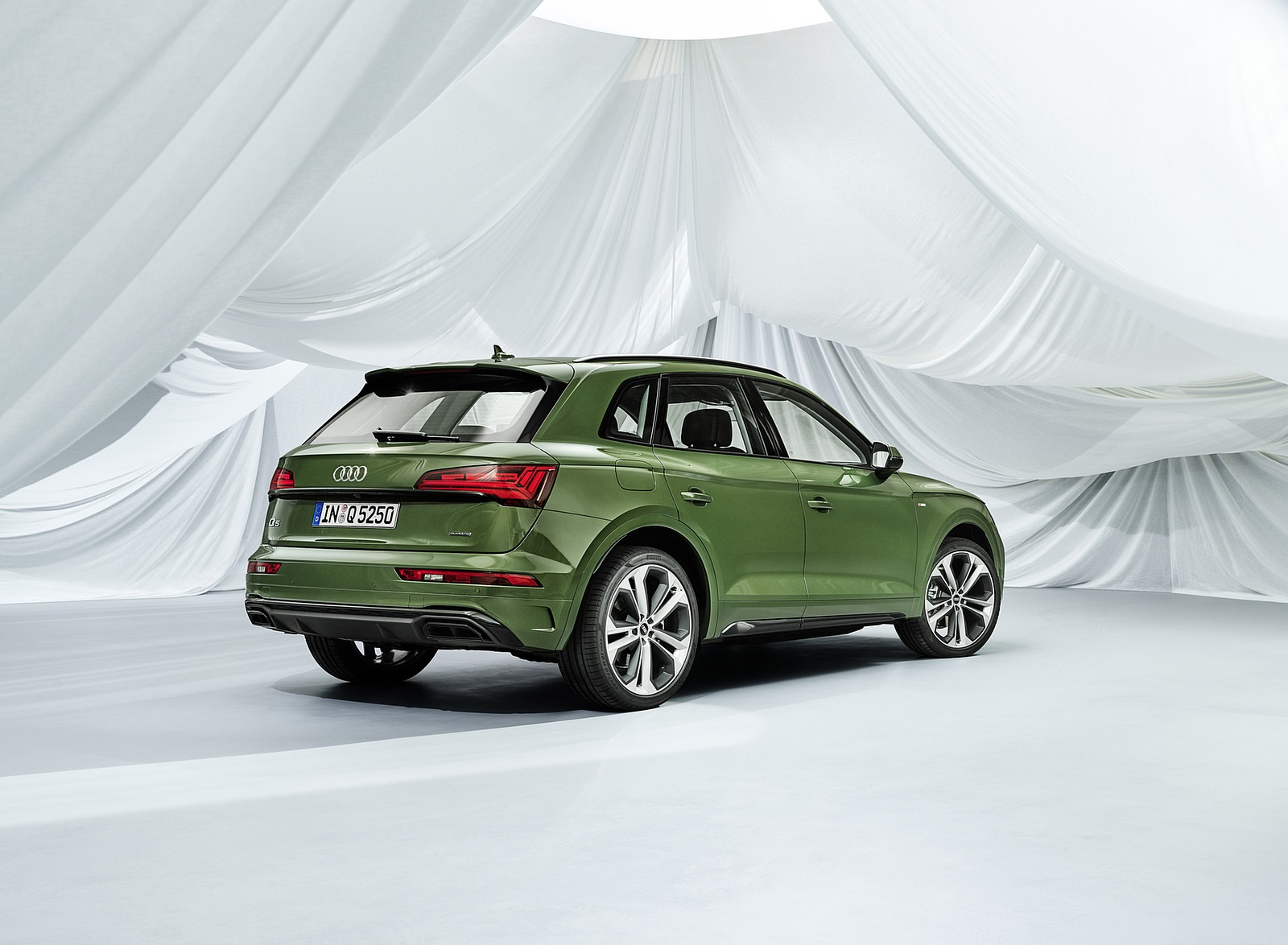 2021 Audi Q5 (Color: District Green) Rear Three-Quarter Wallpapers #26 of 78