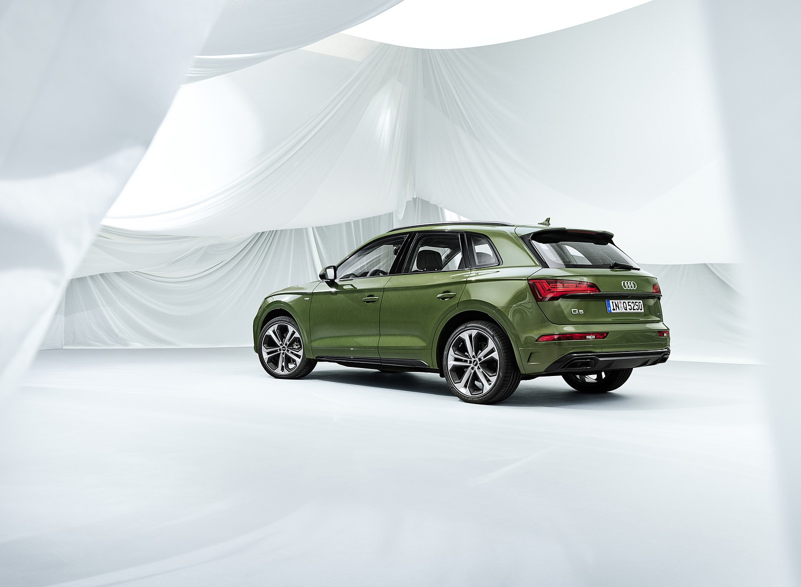 2021 Audi Q5 (Color: District Green) Rear Three-Quarter Wallpapers #27 of 78