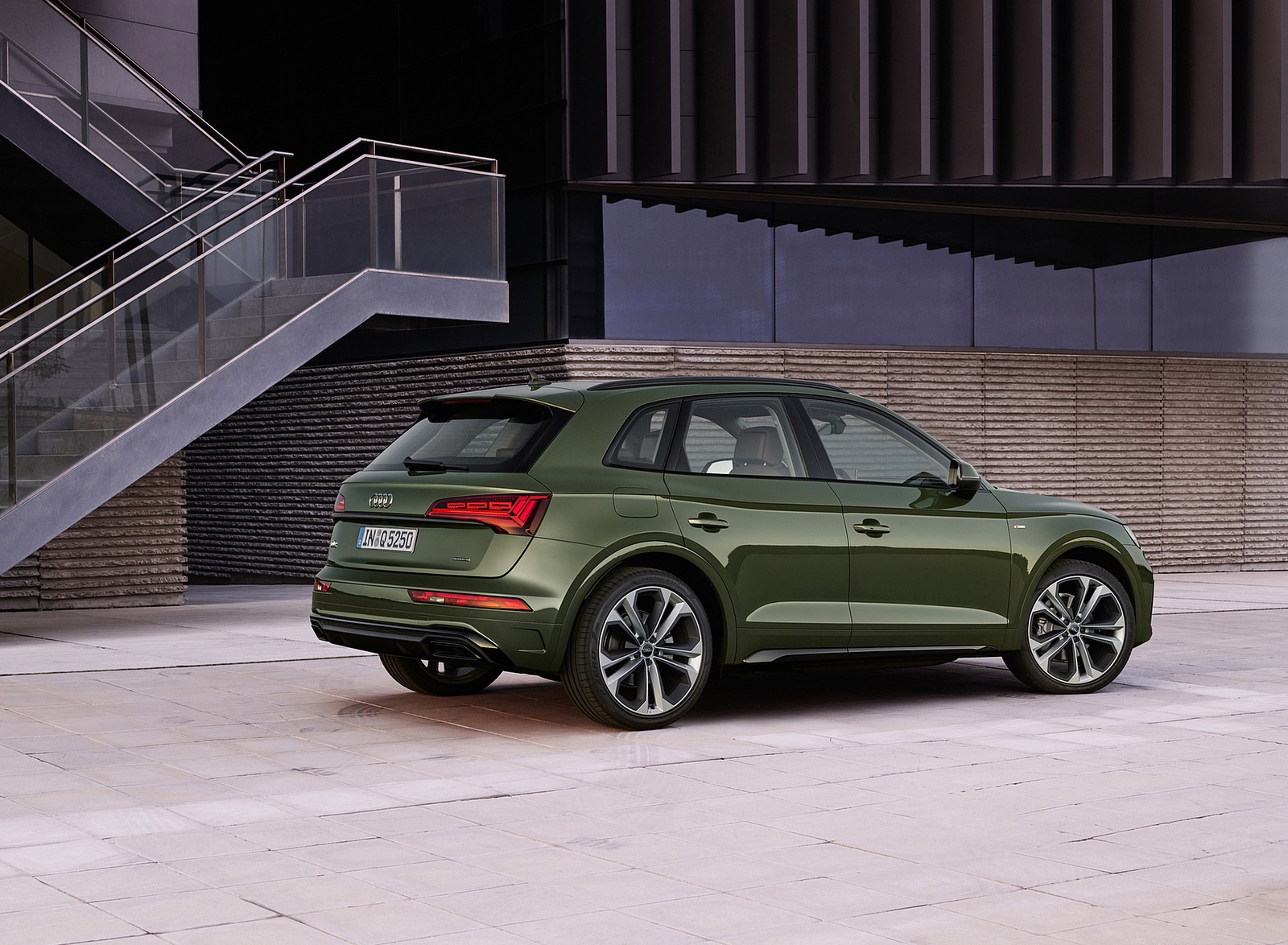 2021 Audi Q5 (Color: District Green) Rear Three-Quarter Wallpapers (8)