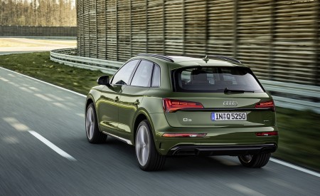 2021 Audi Q5 (Color: District Green) Rear Three-Quarter Wallpapers 450x275 (3)