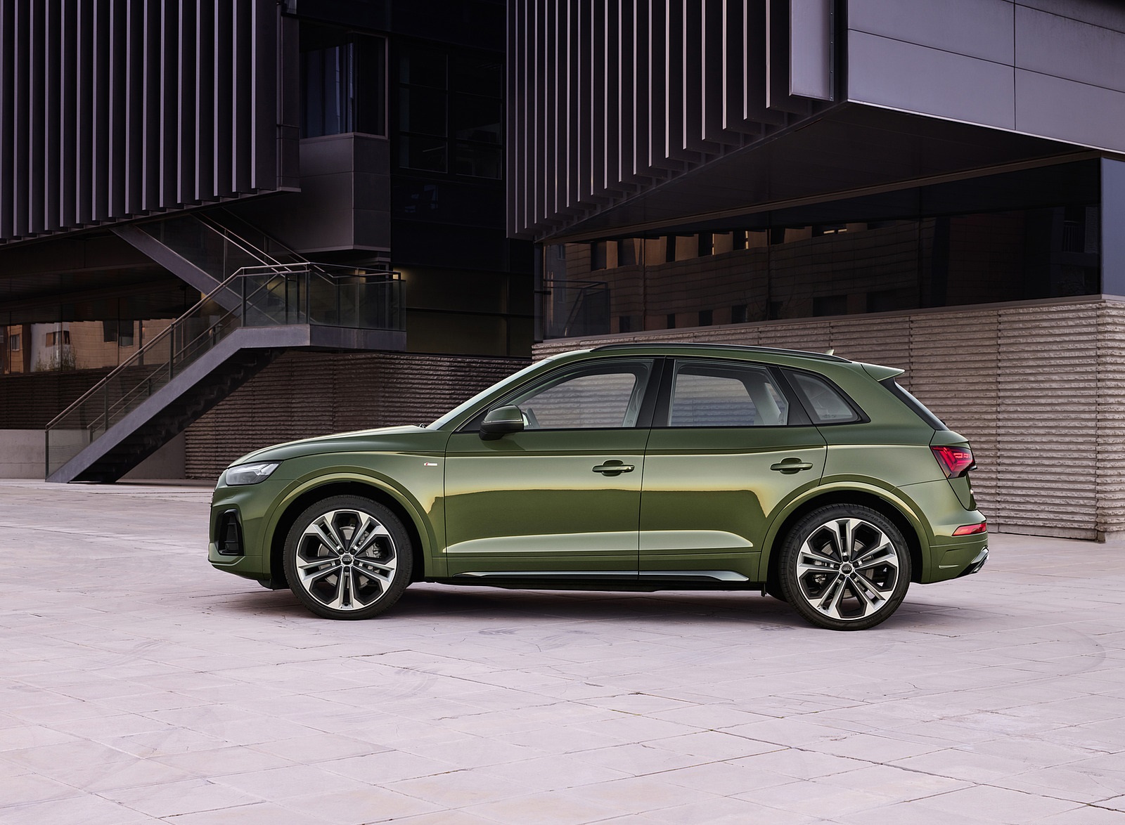 2021 Audi Q5 (Color: District Green) Side Wallpapers (10)