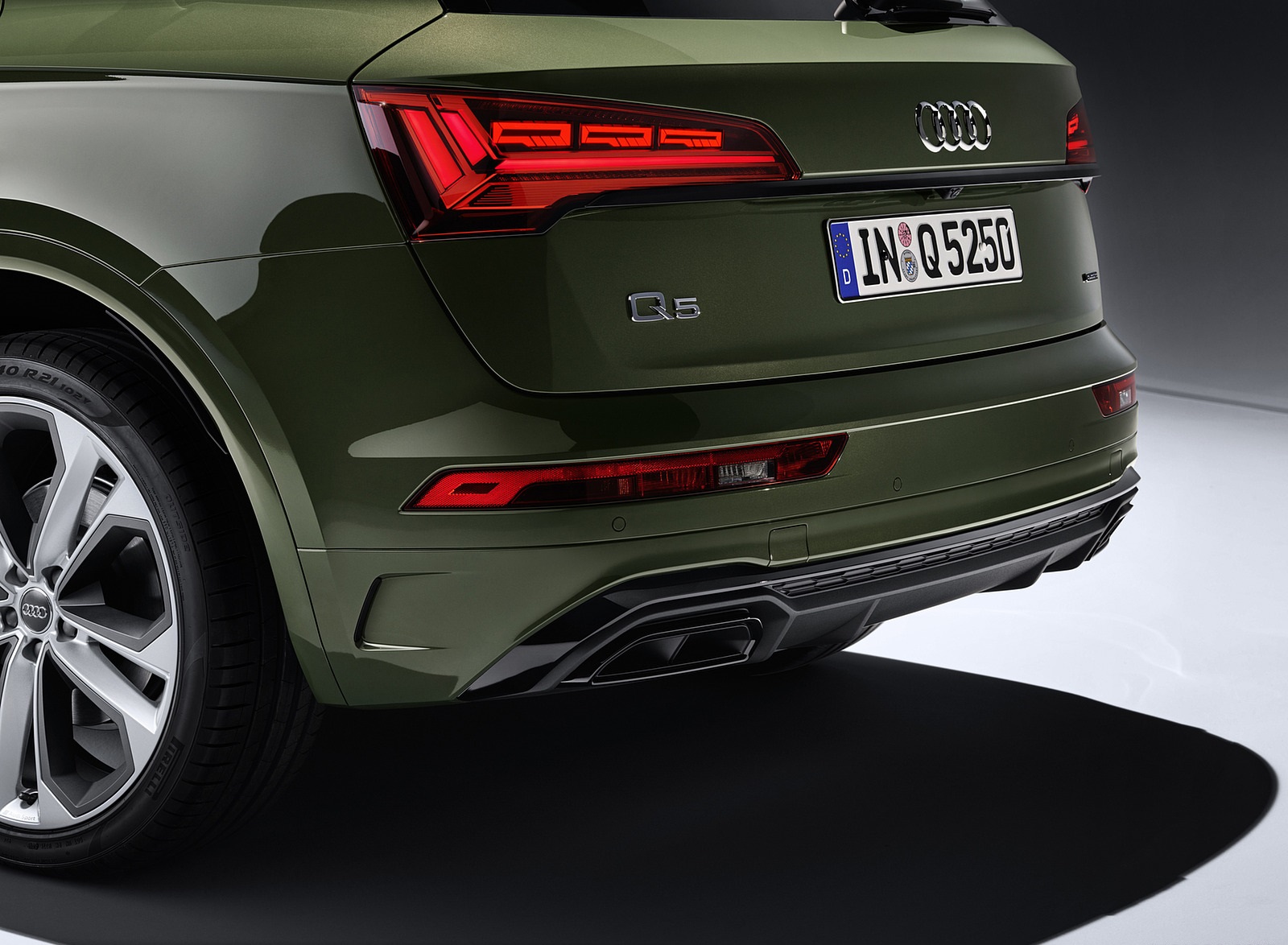 2021 Audi Q5 (Color: District Green) Tail Light Wallpapers #40 of 78