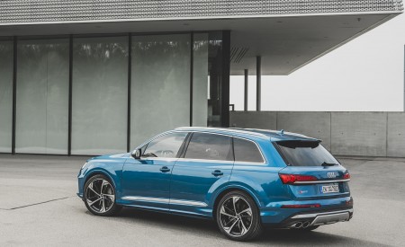 2021 Audi SQ7 (Color: Atoll Blue) Rear Three-Quarter Wallpapers 450x275 (52)