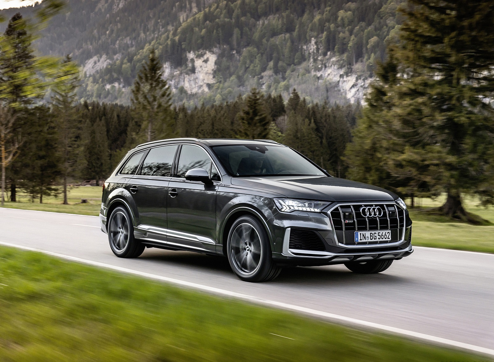 2021 Audi SQ7 TFSI (Color: Daytona Grey) Front Three-Quarter Wallpapers (4)