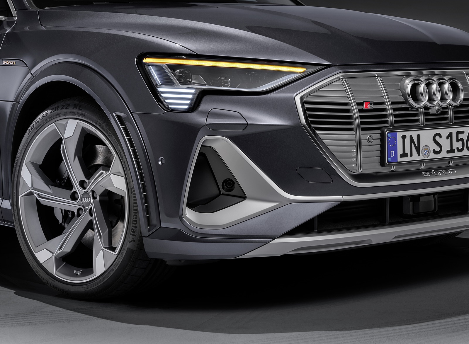 2021 Audi e-tron S Sportback (Color: Daytona Gray) Headlight Wallpapers #40 of 76