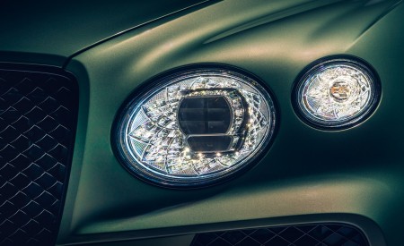 2021 Bentley Bentayga V8 (Color: Alpine Green) Headlight Wallpapers 450x275 (10)