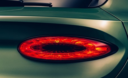 2021 Bentley Bentayga V8 (Color: Alpine Green) Tail Light Wallpapers 450x275 (12)