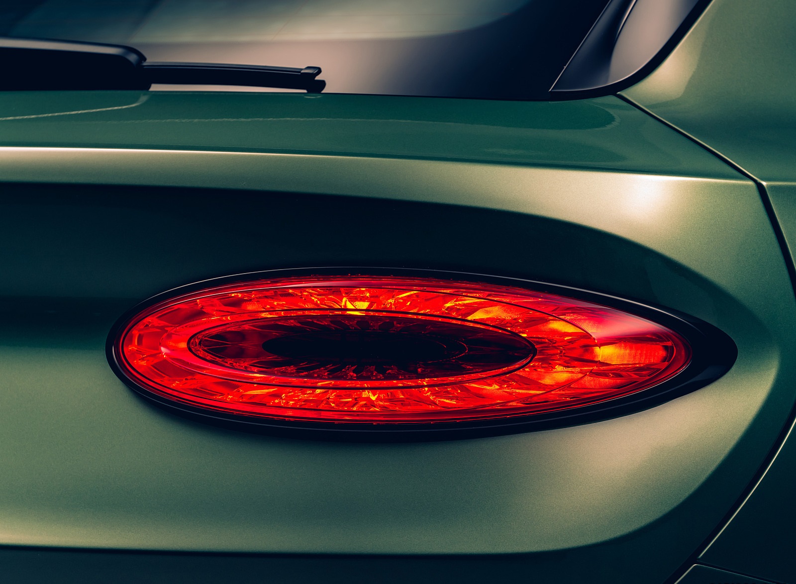 2021 Bentley Bentayga V8 (Color: Alpine Green) Tail Light Wallpapers #12 of 32