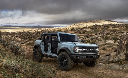 2021 Ford Bronco Badlands Four-Door (Color: Cactus Gray) Front Three-Quarter Wallpapers  450x275 (2)