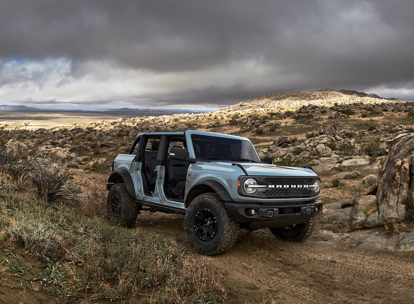 2021 Ford Bronco Badlands Four-Door (Color: Cactus Gray) Front Three-Quarter Wallpapers  (2)