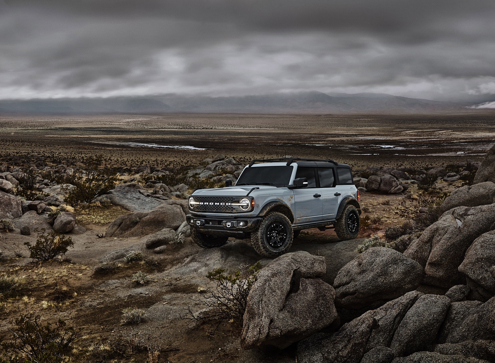 2021 Ford Bronco Badlands Four-Door (Color: Cactus Gray) Front Three-Quarter Wallpapers (4)