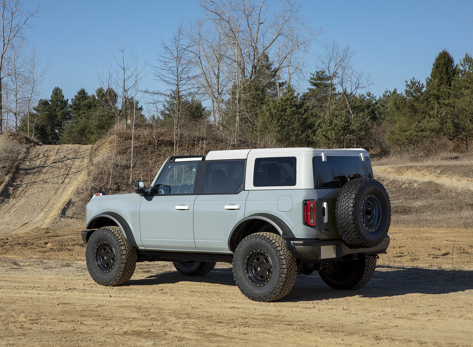 2021 Ford Bronco Badlands Four-Door (Color: Cactus Gray) Rear Three-Quarter Wallpapers  (7)