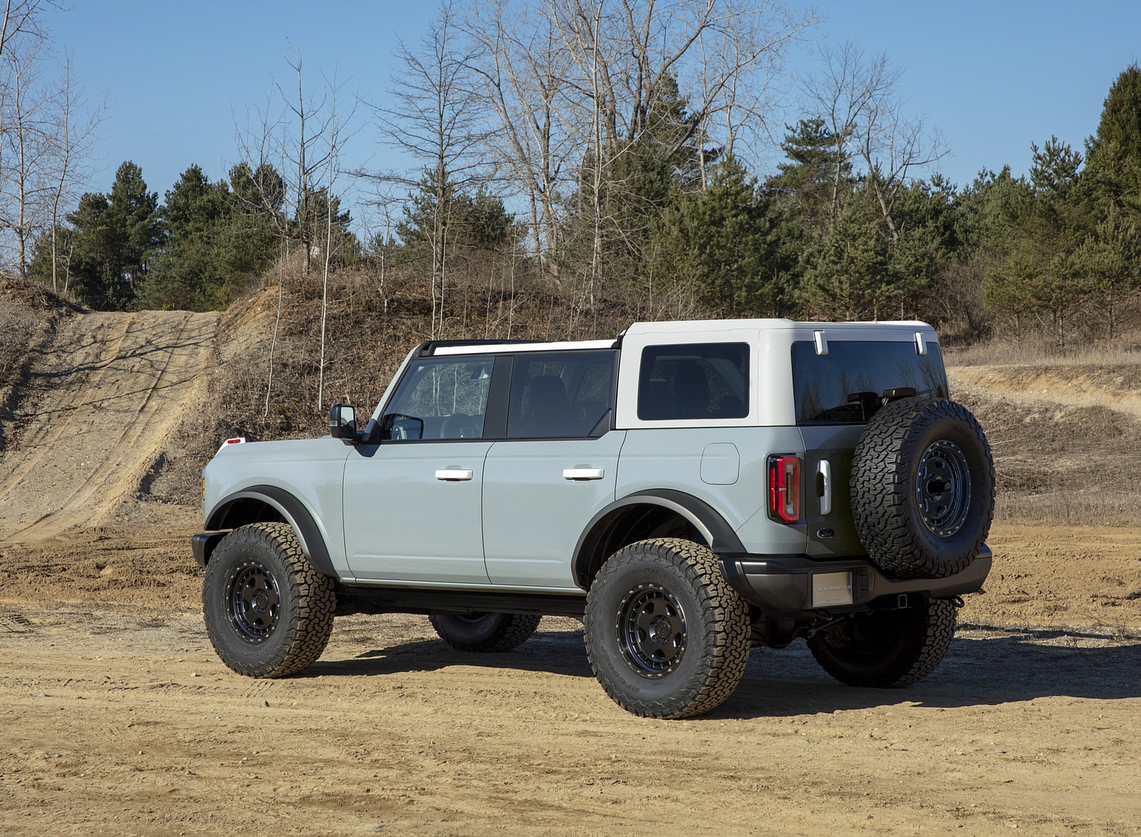 2021 Ford Bronco Badlands Four-Door (Color: Cactus Gray) Rear Three-Quarter Wallpapers  (8)