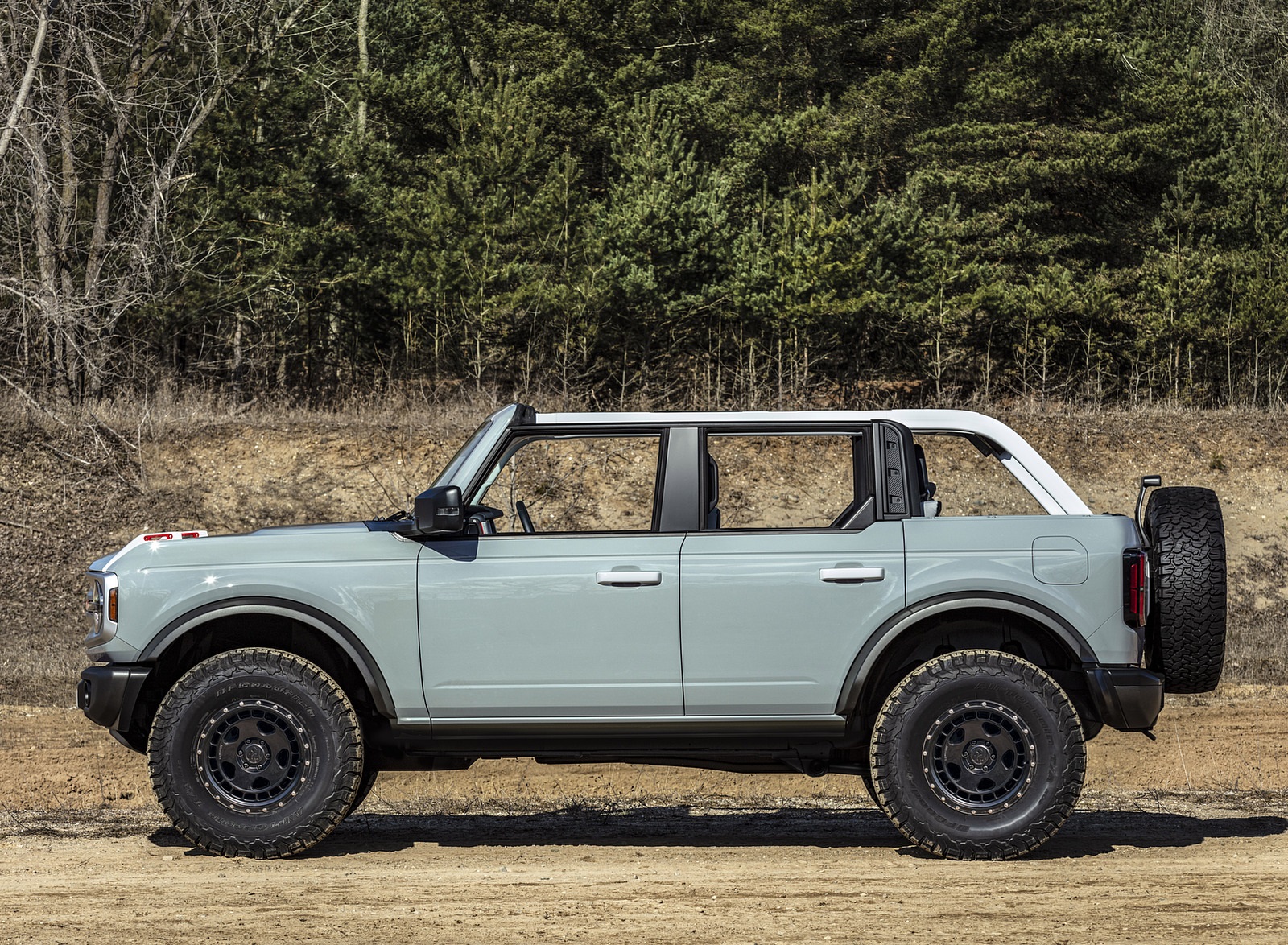 2021 Ford Bronco Badlands Four-Door (Color: Cactus Gray) Side Wallpapers (10)