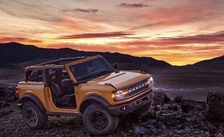 2021 Ford Bronco Two-Door (Color: Cyber Orange) Front Three-Quarter Wallpapers 450x275 (13)