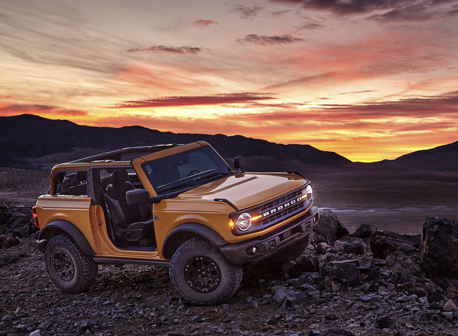 2021 Ford Bronco Two-Door (Color: Cyber Orange) Front Three-Quarter Wallpapers #13 of 52