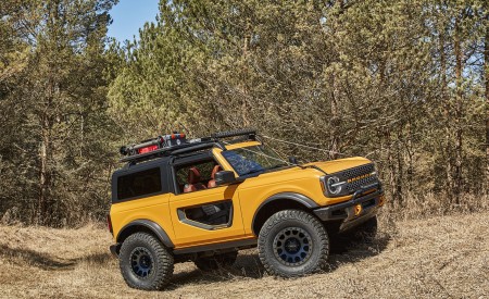 2021 Ford Bronco Two-Door (Color: Cyber Orange) Front Three-Quarter Wallpapers 450x275 (4)