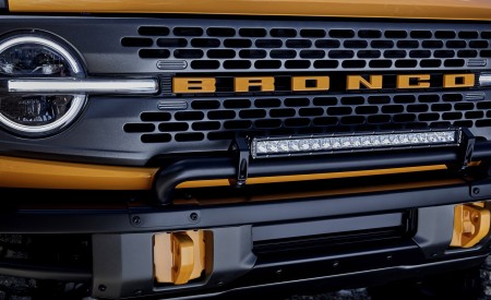 2021 Ford Bronco Two-Door (Color: Cyber Orange) Grill Wallpapers 450x275 (14)