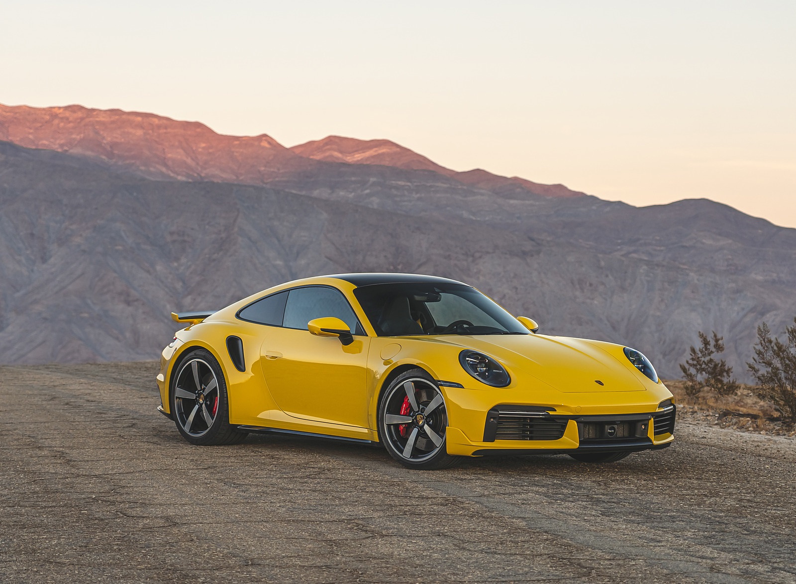 2021 Porsche 911 Turbo (Color: Racing Yellow; US-Spec) Front Three-Quarter Wallpapers #156 of 225