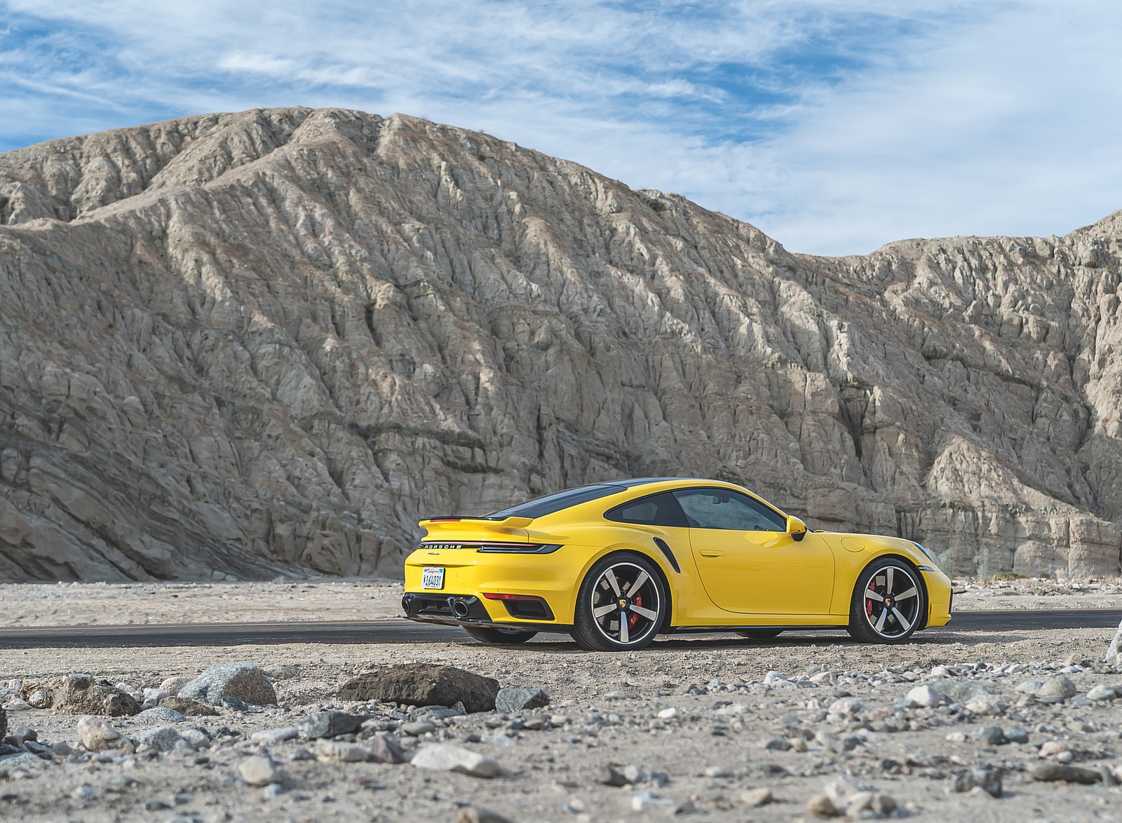 Porsche 911 желтый зад