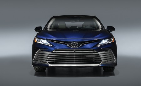 2021 Toyota Camry XLE Front Wallpapers 450x275 (2)