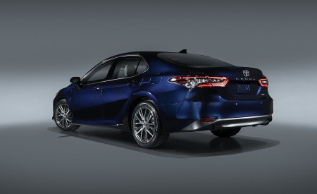 2021 Toyota Camry XLE Rear Three-Quarter Wallpapers 450x275 (3)
