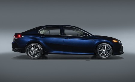 2021 Toyota Camry XLE Side Wallpapers 450x275 (5)