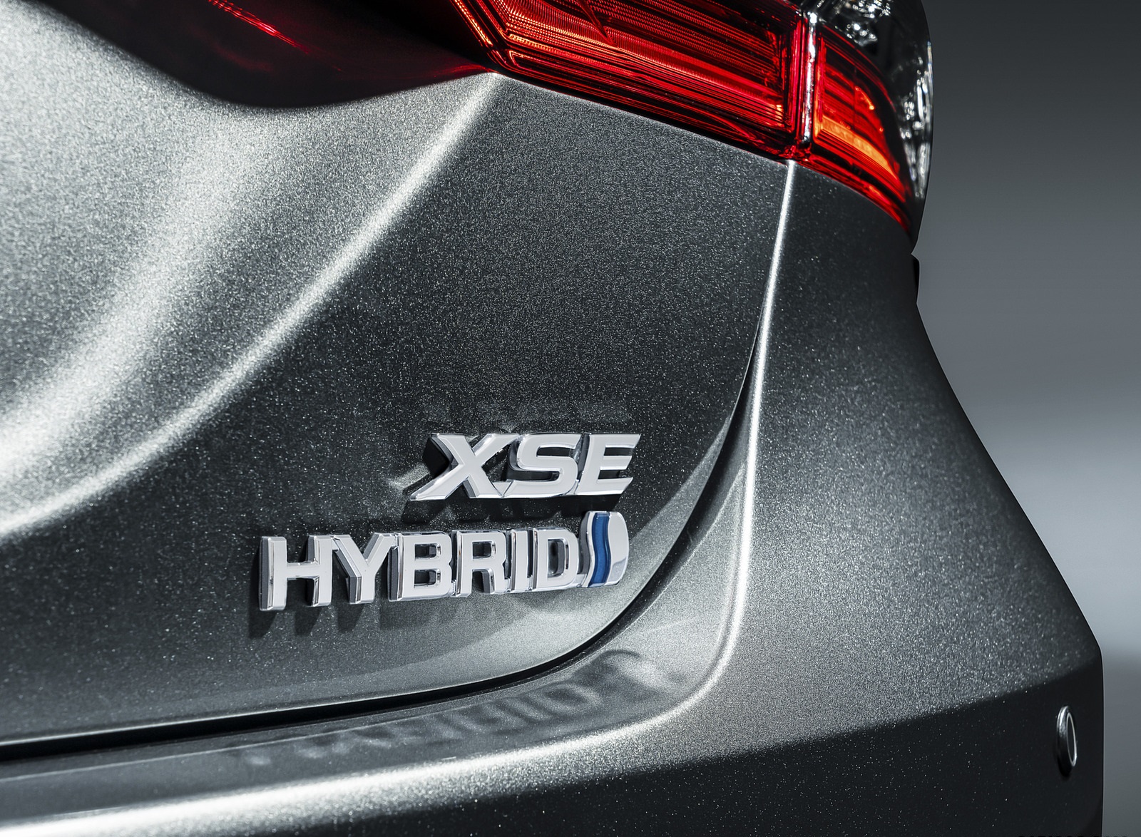 2021 Toyota Camry XSE Hybrid Badge Wallpapers #8 of 12