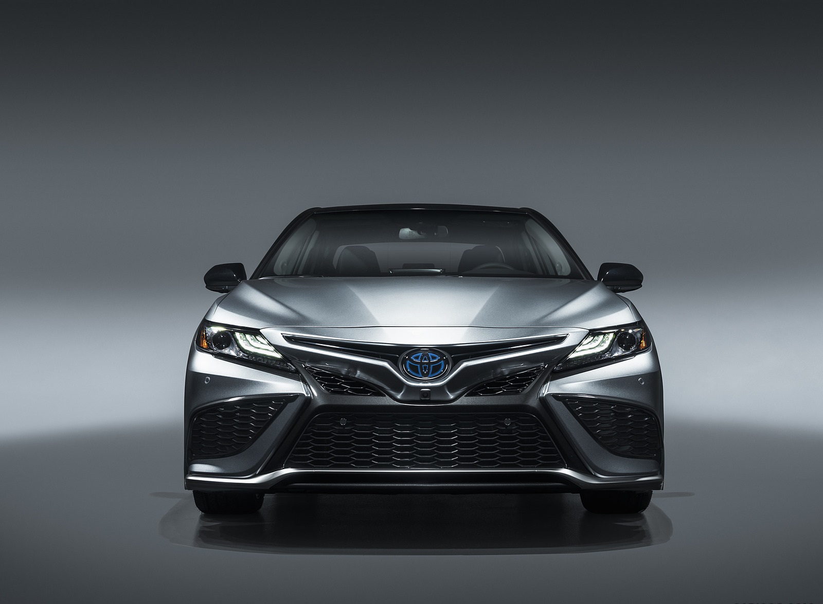 2021 Toyota Camry XSE Hybrid Front Wallpapers (2)
