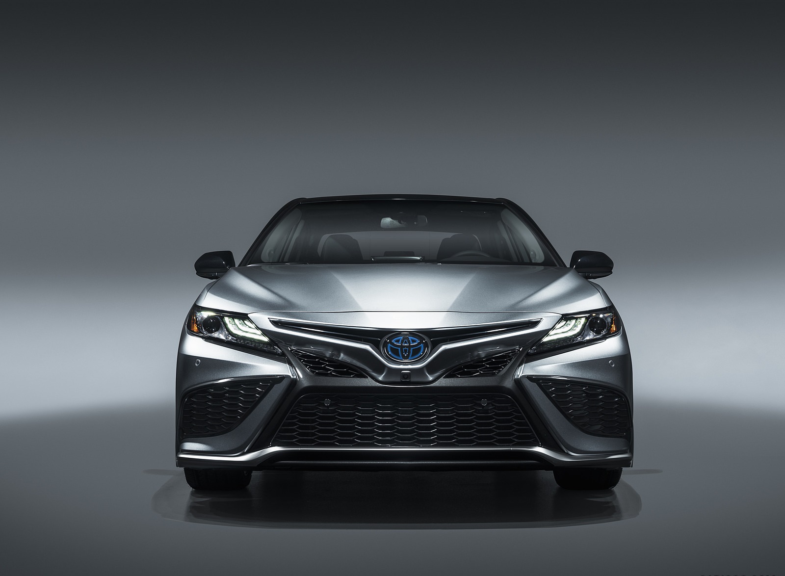 2021 Toyota Camry XSE Hybrid Front Wallpapers #2 of 12