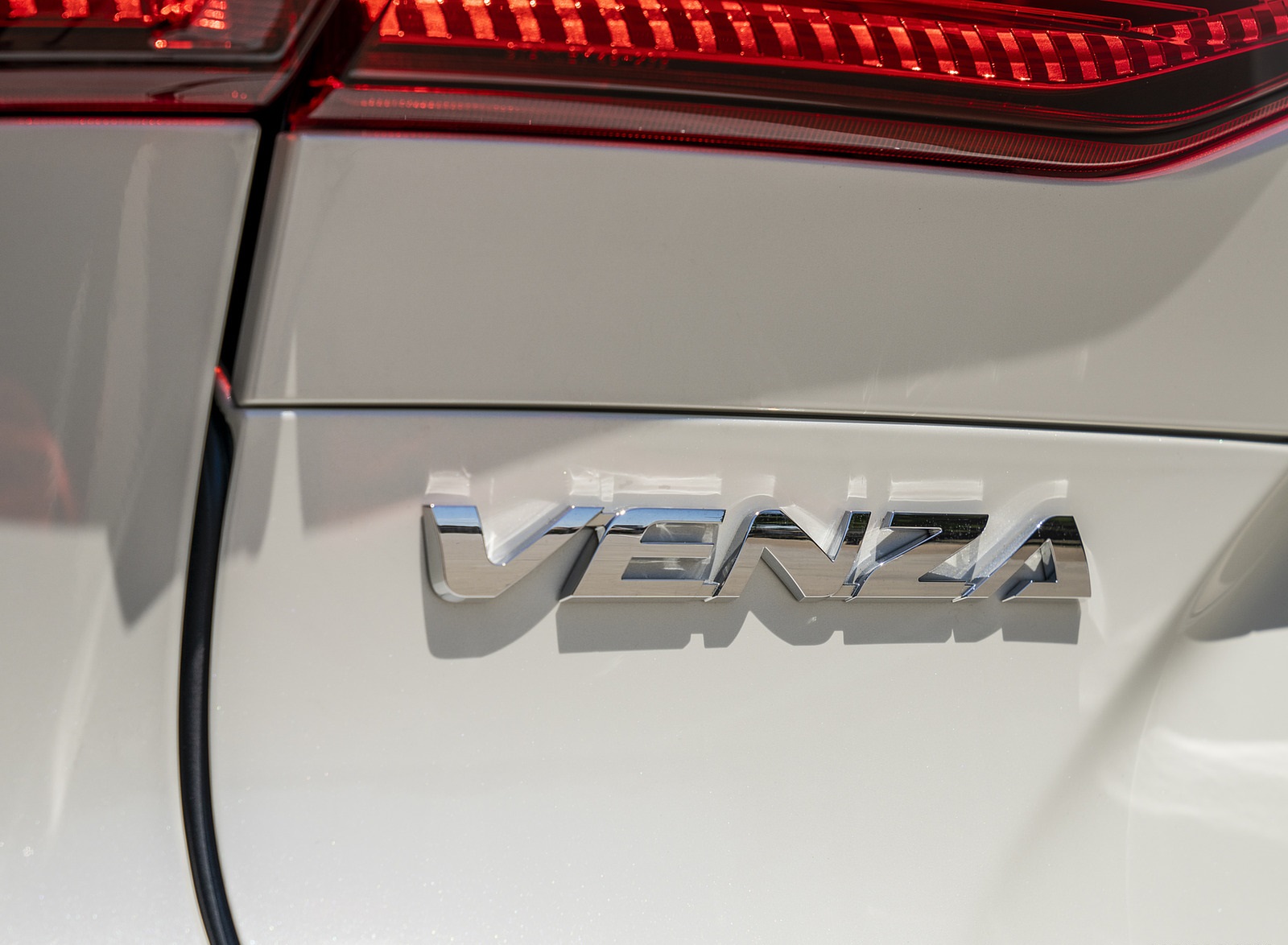 2021 Toyota Venza Hybrid XLE Badge Wallpapers #20 of 35