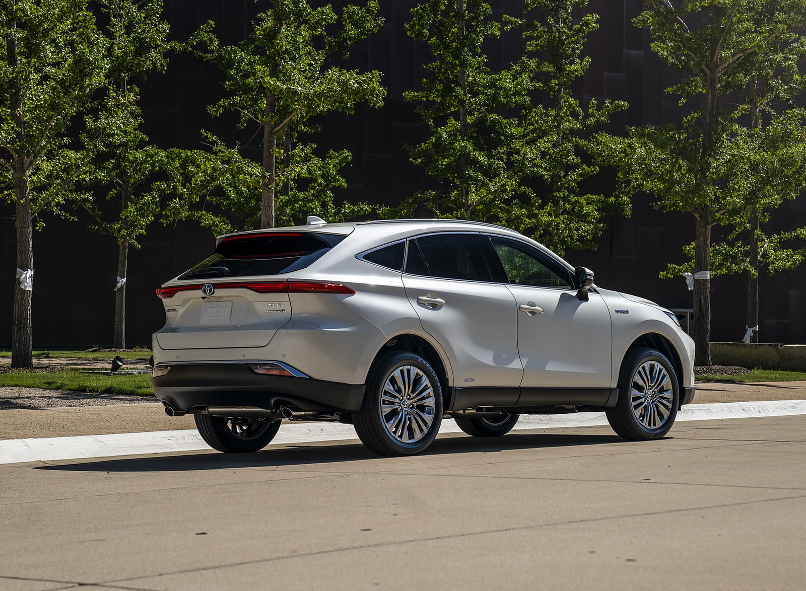 2021 Toyota Venza Hybrid XLE Rear Three-Quarter Wallpapers (5)