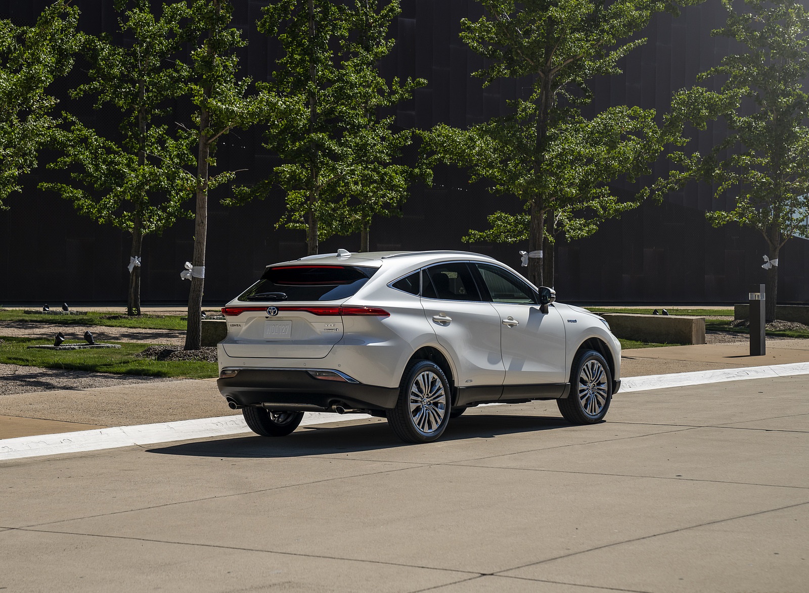 2021 Toyota Venza Hybrid XLE Rear Three-Quarter Wallpapers (6)