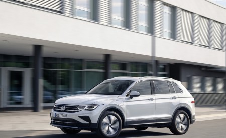 2021 Volkswagen Tiguan Plug-In Hybrid Front Three-Quarter Wallpapers  450x275 (6)