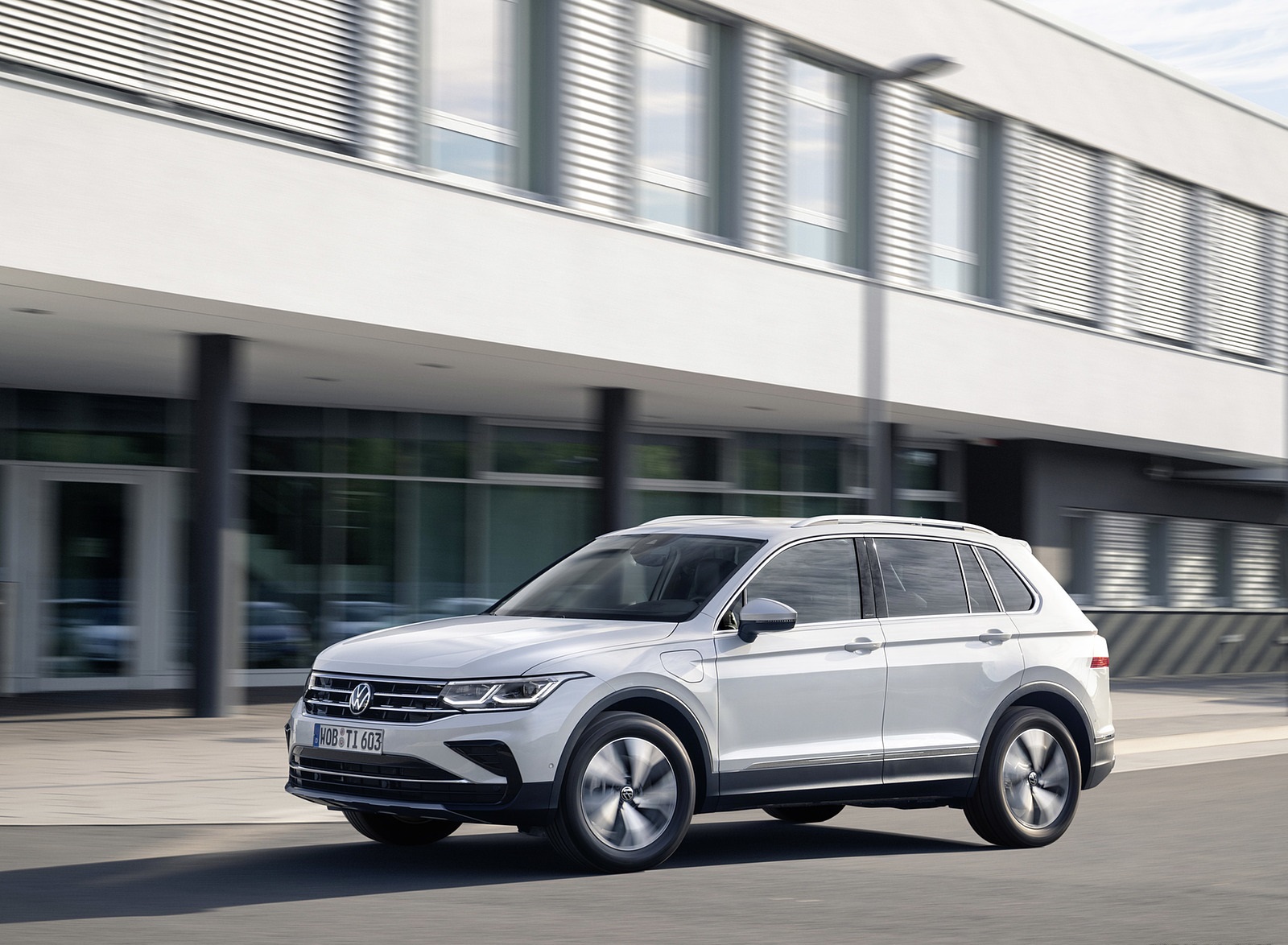 2021 Volkswagen Tiguan Plug-In Hybrid Front Three-Quarter Wallpapers  #6 of 18