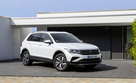 2021 Volkswagen Tiguan Plug-In Hybrid Front Three-Quarter Wallpapers 450x275 (8)