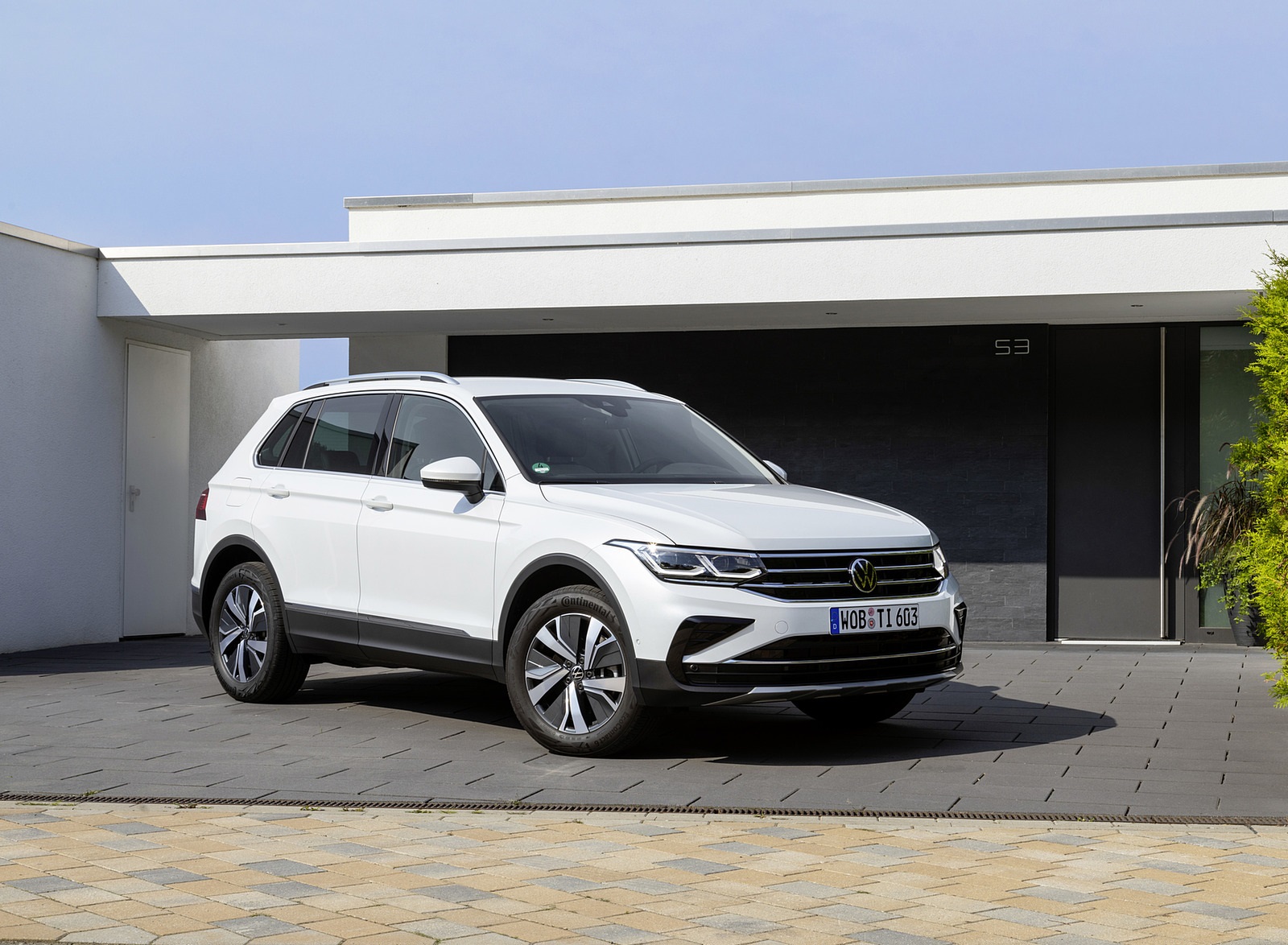 2021 Volkswagen Tiguan Plug-In Hybrid Front Three-Quarter Wallpapers #8 of 18